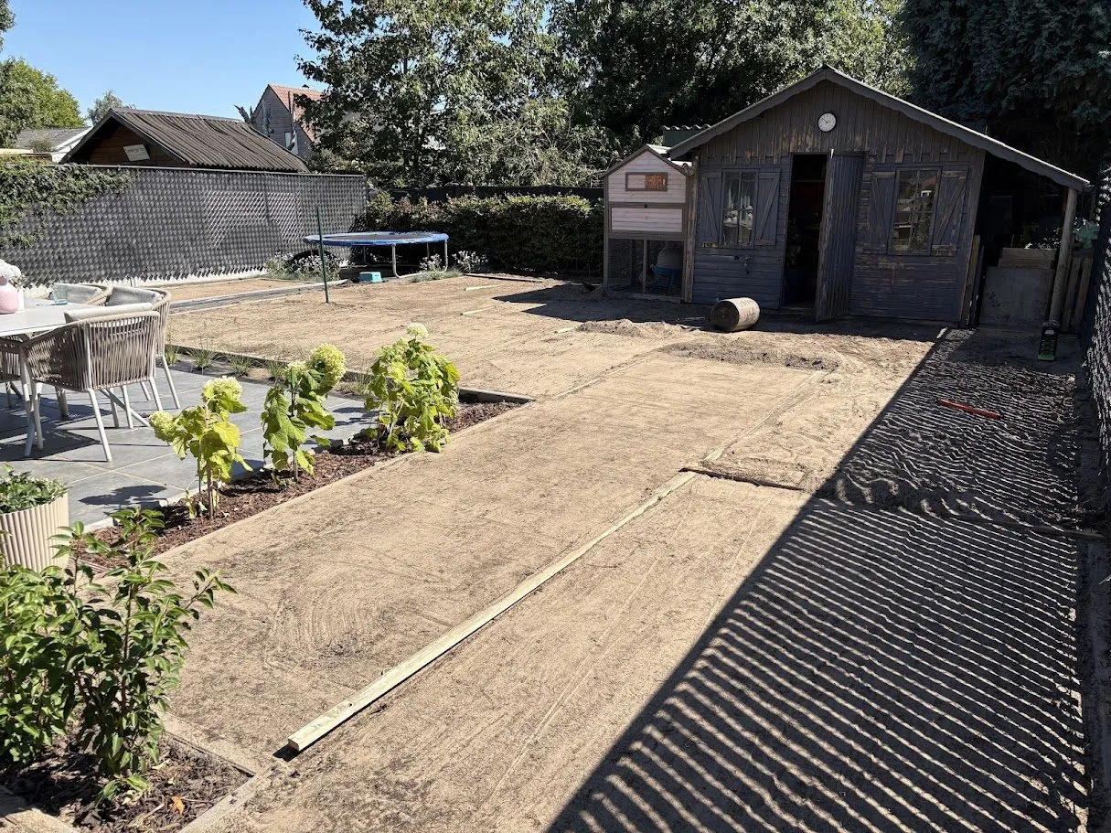 Aangelegde tuin met terras, borders en tuinverlichting door L&R Projects, foto 1 van 5