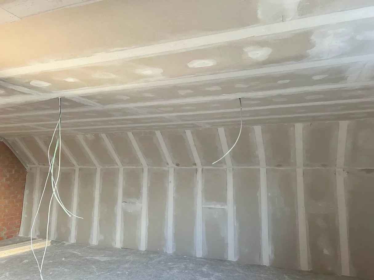 Zolderverdieping afgewerkt in gyproc, wanden en plafond geplamuurd door L&R Projects