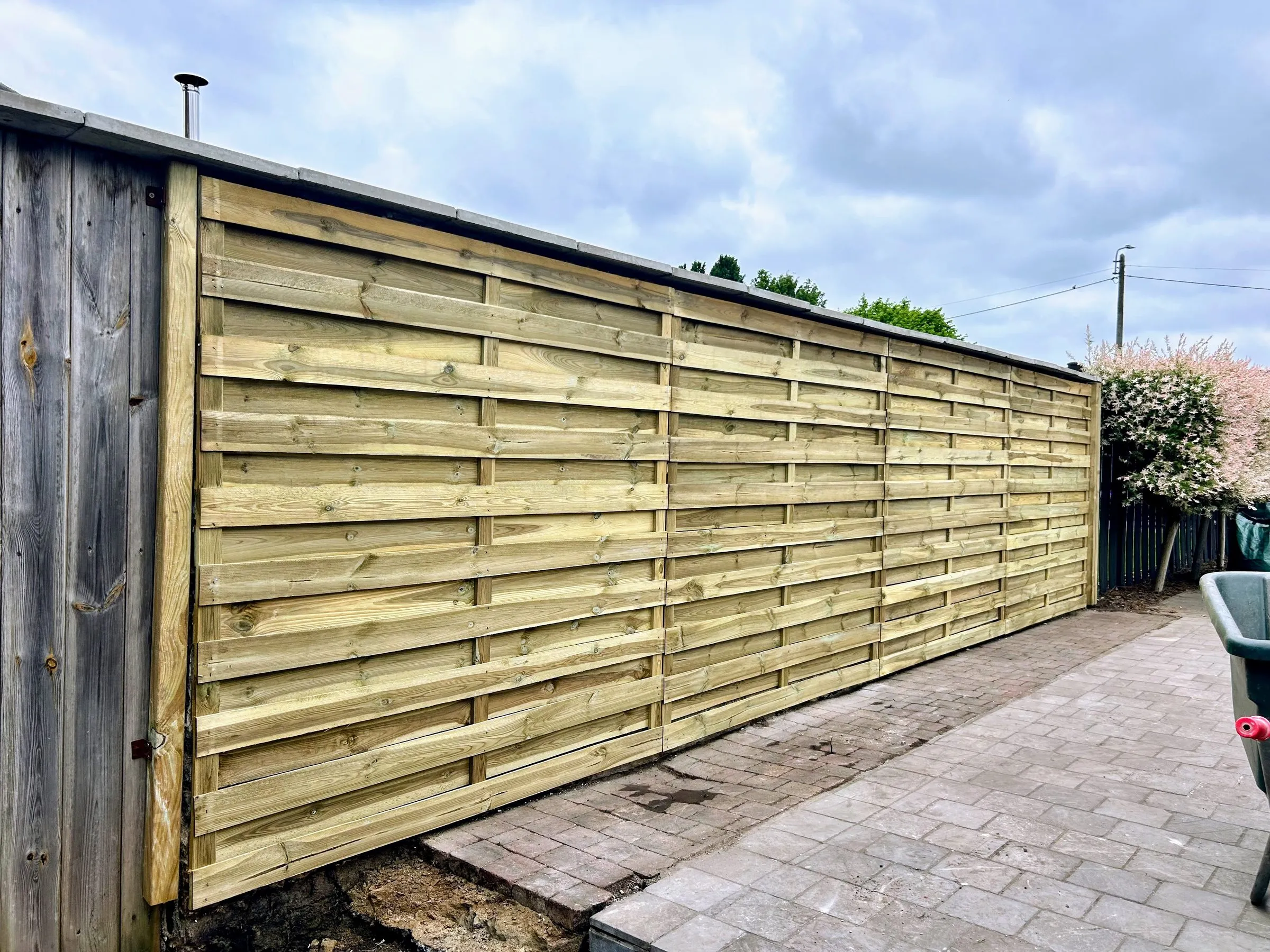 Houten tuinscherm en poort geplaatst door L&R Projects