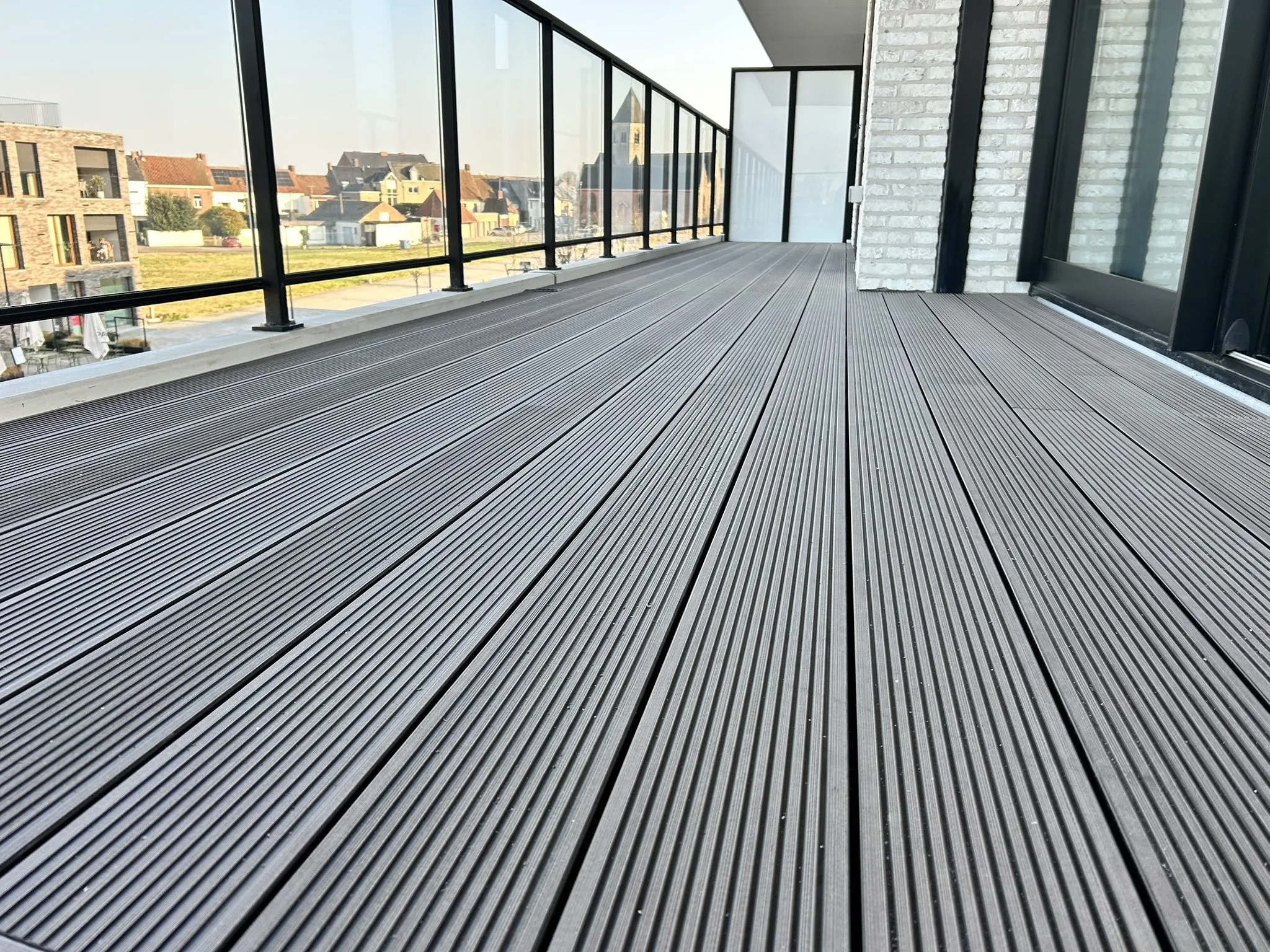 Dakterras belegd met composiet terrasdelen door L&R Projects
