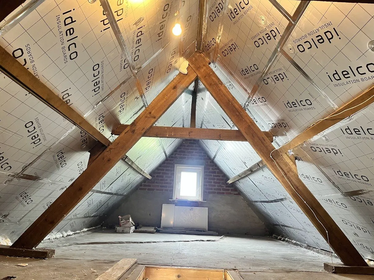 Dakisolatie geplaatst tussen de spanten van een hellend dak door L&R Projects