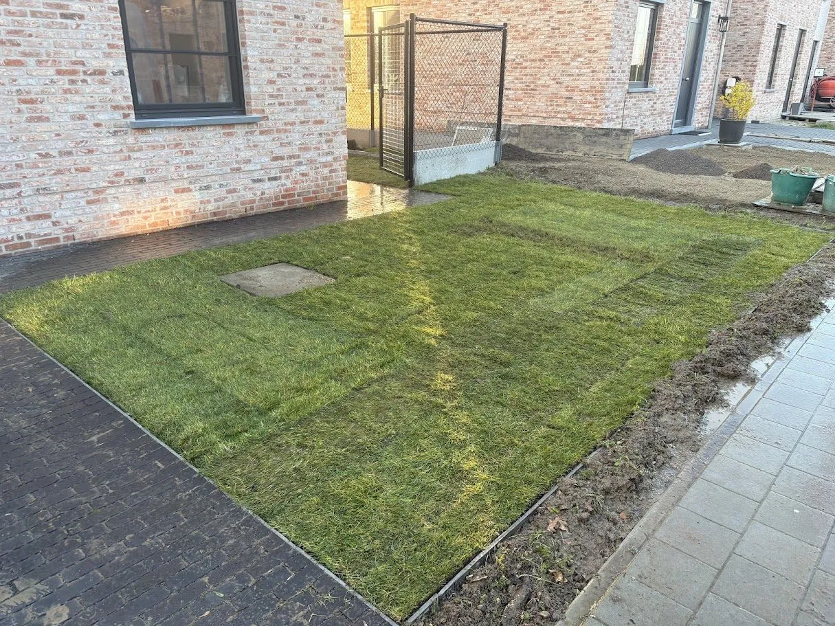 Tuinaanleg bij een nieuwbouwwoning met graszoden en afsluiting door L&R Projects