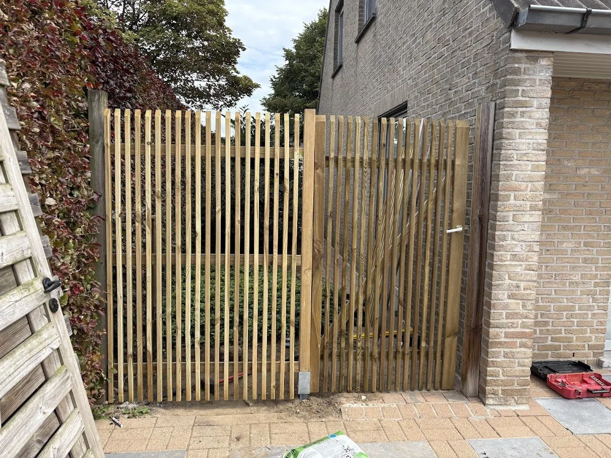 Houten tuinscherm en poort geplaatst door L&R Projects, foto 2 van 2