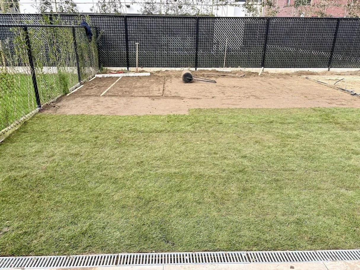 Tuinaanleg bij een nieuwbouwwoning met graszoden en afsluiting door L&R Projects, foto 2 van 4