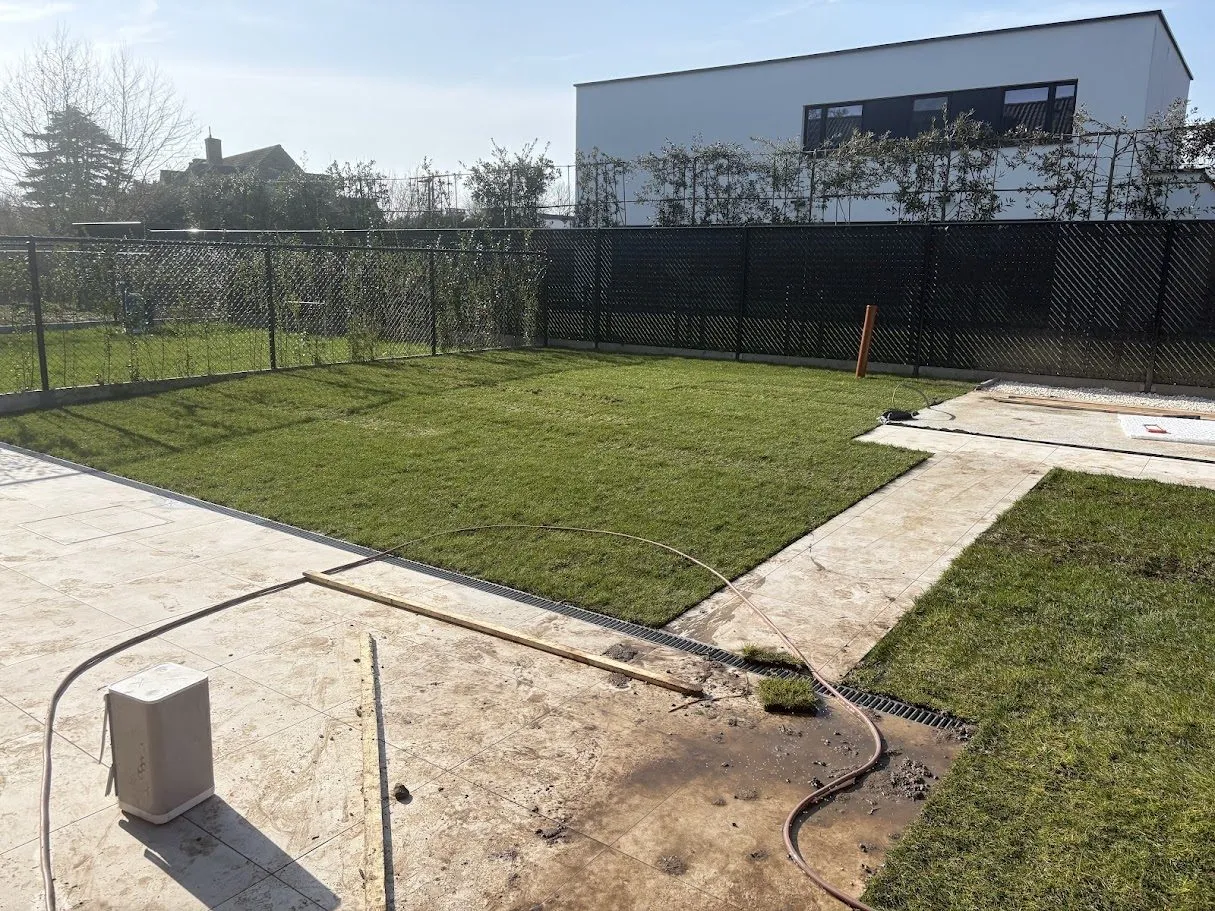 Tuinaanleg bij een nieuwbouwwoning met graszoden en afsluiting door L&R Projects, foto 3 van 4