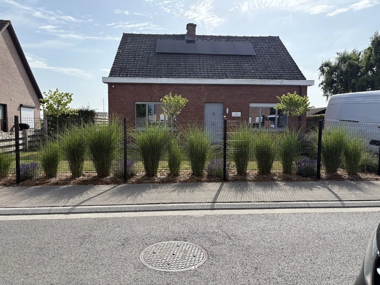 Tuinaanleg bij een nieuwbouwwoning met graszoden en afsluiting door L&R Projects, foto 4 van 4