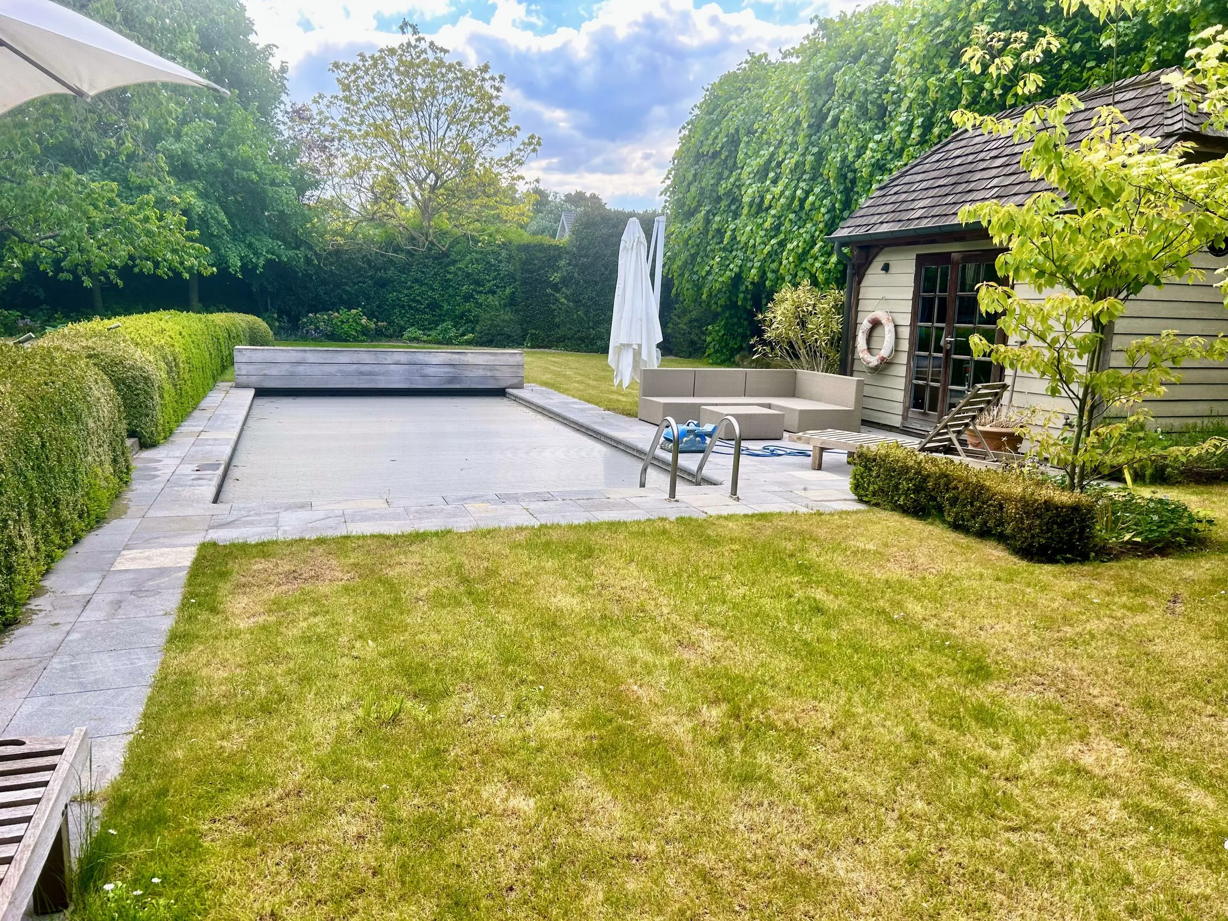 Onderhouden gazon in een grote landelijke tuin, verzorgd door L&R Projects, foto 4 van 4