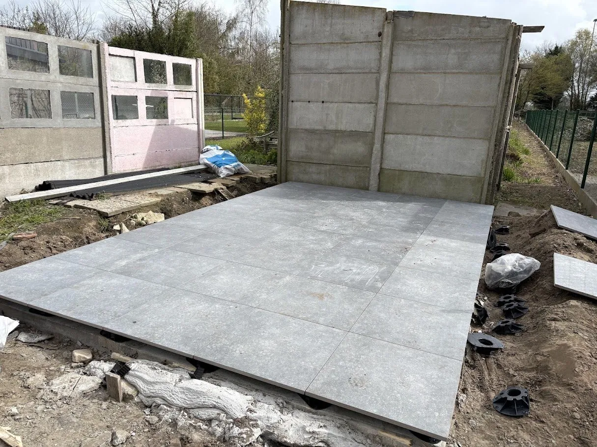 Kronkelend tuinpad in natuursteenkasseien en terras aangelegd door L&R Projects, foto 4 van 4